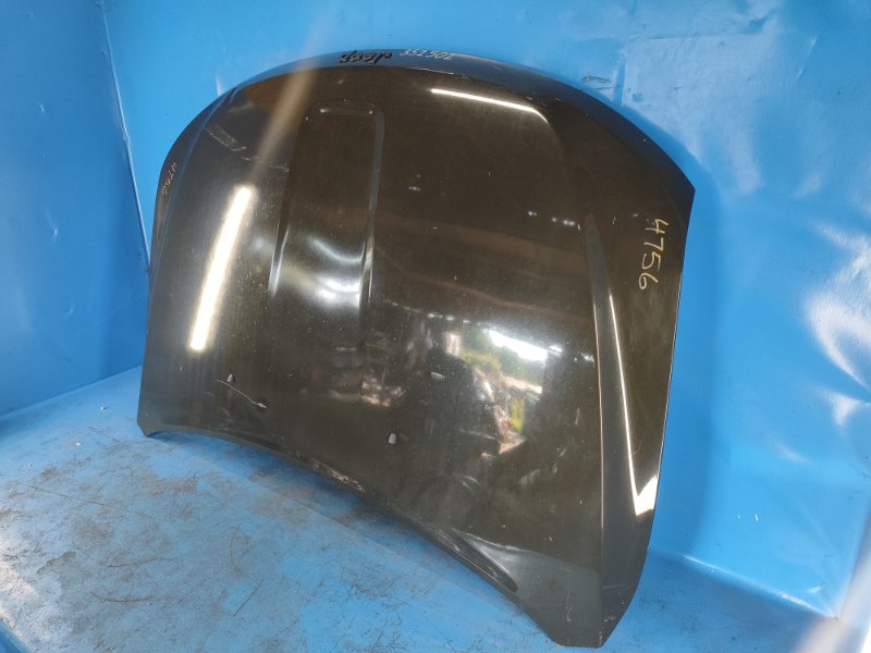 Hood of the Jeep Grand Cherokee 11-22 2016