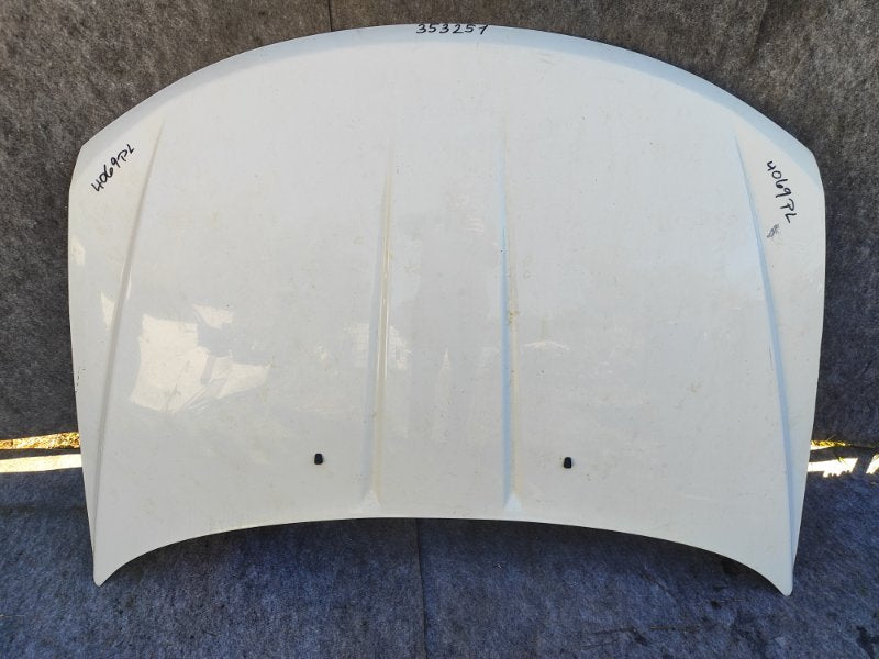 Hood of the 2016 Dodge Journey 08-20