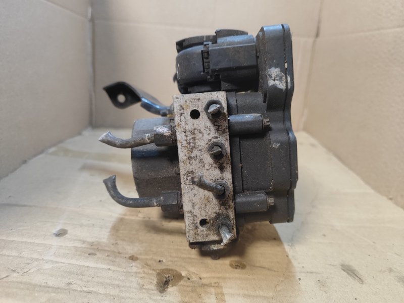 ABS unit Nissan Versa B17 11-19