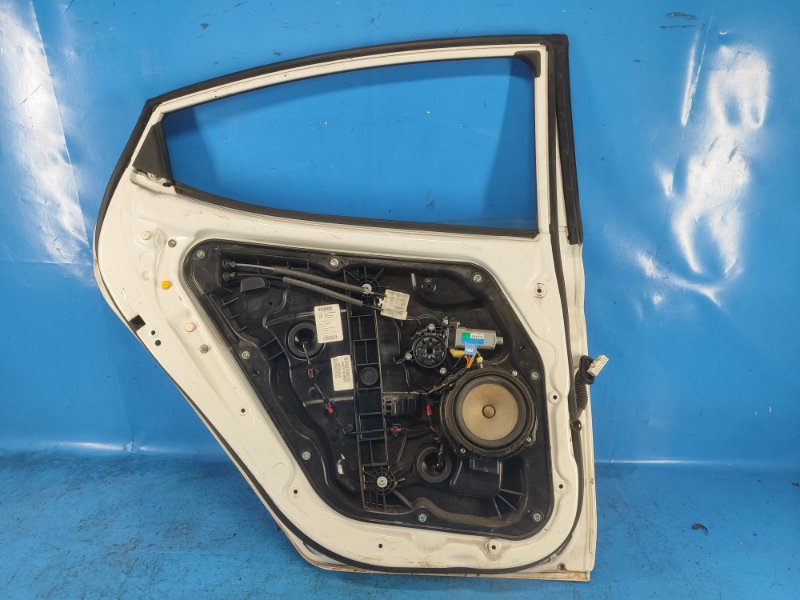 Door HYUNDAI ELANTRA MD 10-15 Left. Rear.