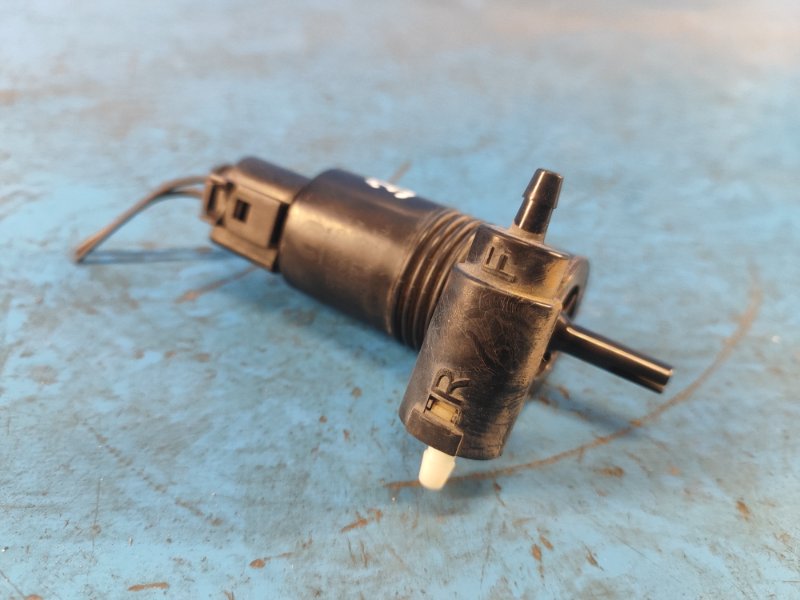 Windshield washer pump for a Jeep Grand Cherokee 11-22 2016