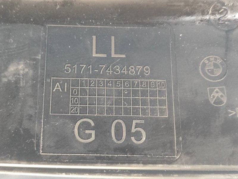 Plastic under the windshield / Jabot BMW XM (G09) 23- 2023