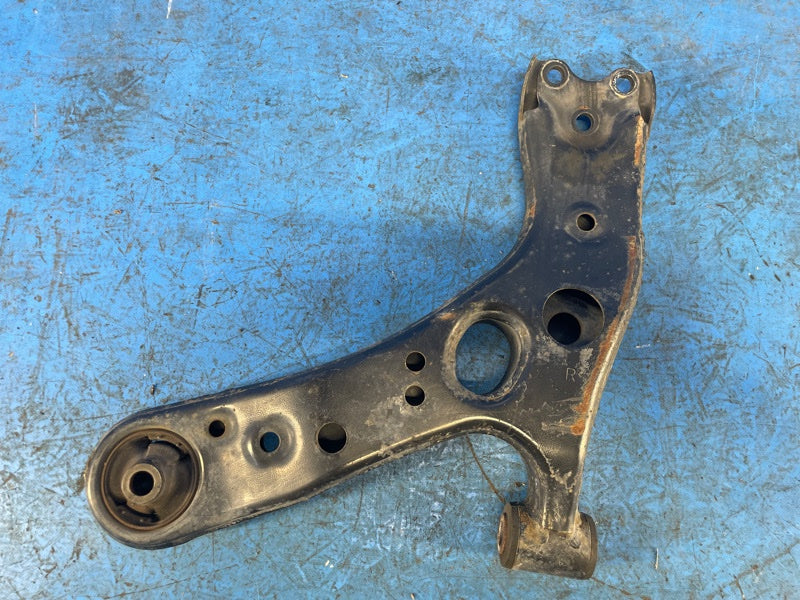 Lower front suspension arm LEXUS CT200 11-17 2012 Right
