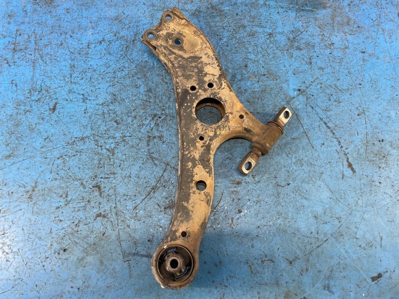 Lower front suspension arm TOYOTA SIENNA 11-16 2015 Right