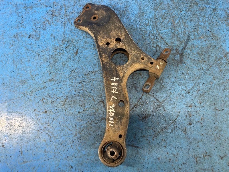 Lower front suspension arm TOYOTA SIENNA 11-16 2015 Left