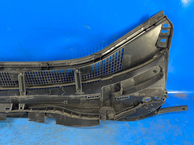 Plastic under the windshield / Jabot LEXUS LBX 23- 2024