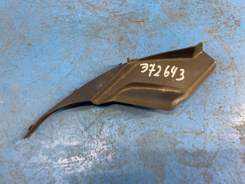 Plastic under the windshield / Jabot LEXUS LBX 23- 2024 Left