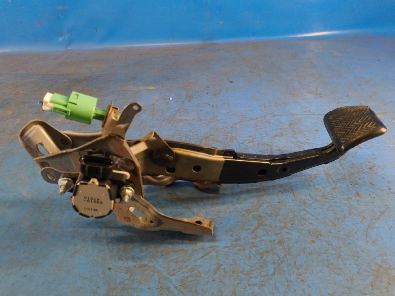 Brake pedal TOYOTA PRIUS - 30 09-17 2009-2017
