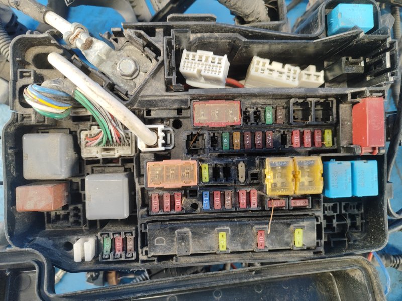 Engine compartment fuse box TOYOTA PRIUS - 30 09-17