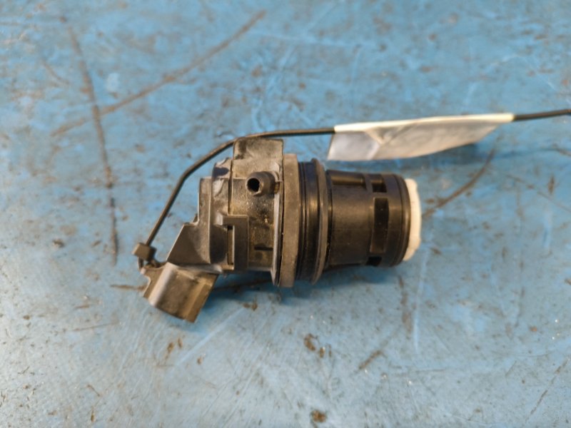 Windshield washer pump TOYOTA PRIUS - 30 09-17 2009-2017