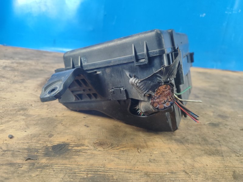 Engine compartment fuse box TOYOTA PRIUS - 20 03-11 2008