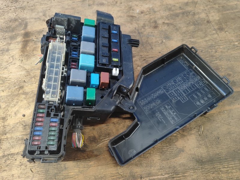 Engine compartment fuse box TOYOTA PRIUS - 20 03-11 2008