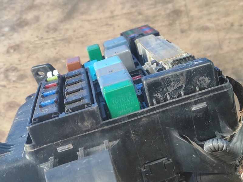 Engine compartment fuse box TOYOTA PRIUS - 20 03-11 2008